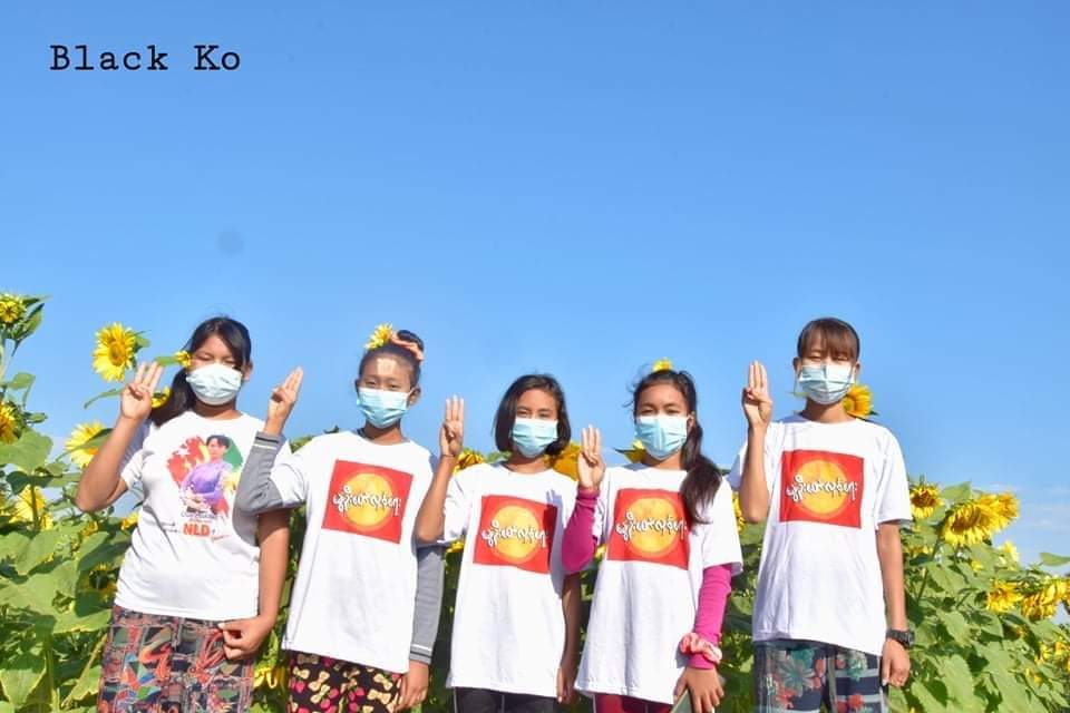 A group pro-democracy young people in a village in the northwestern plains of Letpadaungtaung area staged a peaceful anti-authoritarian guerrilla strike by showing their solidarity for Democracy 🚩

#CrimesAgainstHumanity
#2022Jan19Coup
#WhatsHappeningInMyanmar
