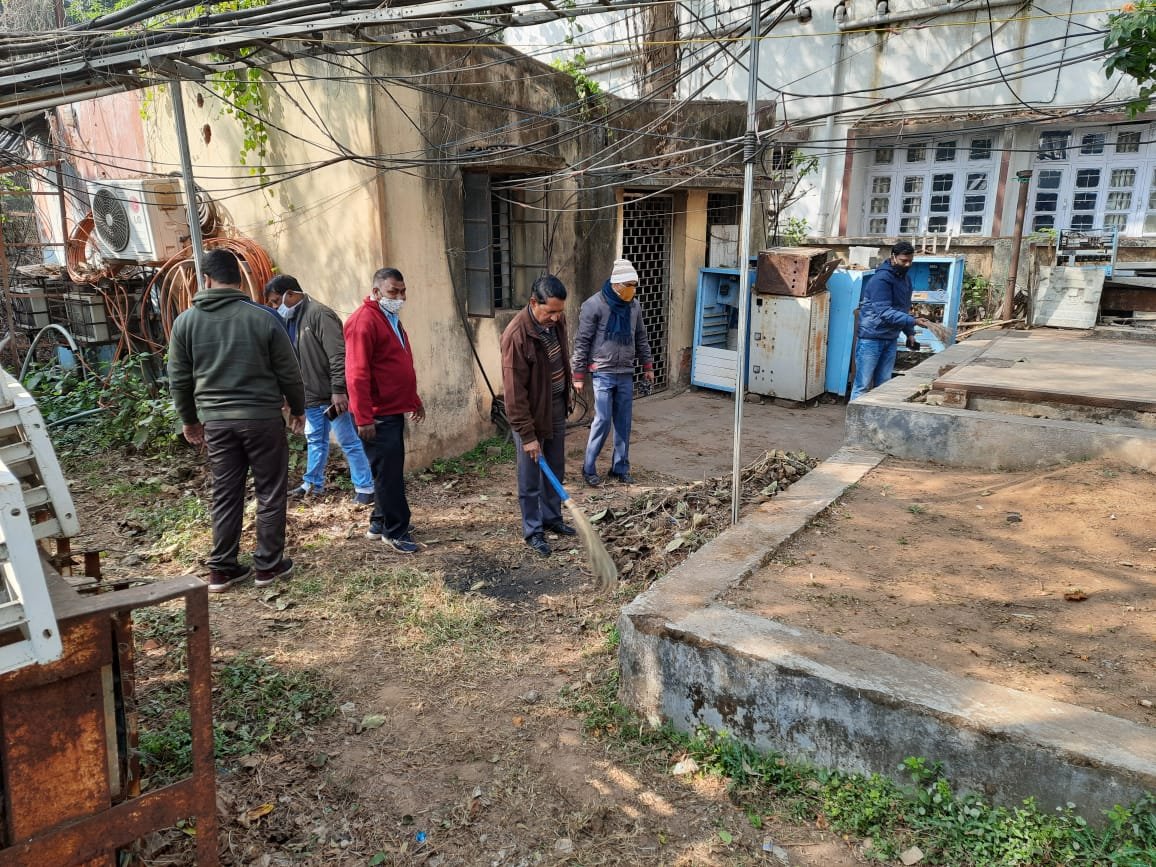 RPMahto4's tweet photo. Photo from Rameshwar Prasad Mahto 
#swachhoffice 
Cleanliness drive at Old Telephone Exchange Dumka under Dhanbad BA, Jharkhand Telecom Circle during swachhata Pakhwada
@CGMBSNLJKD 
@BSNL_JKD https://t.co/CDQErKeT3x