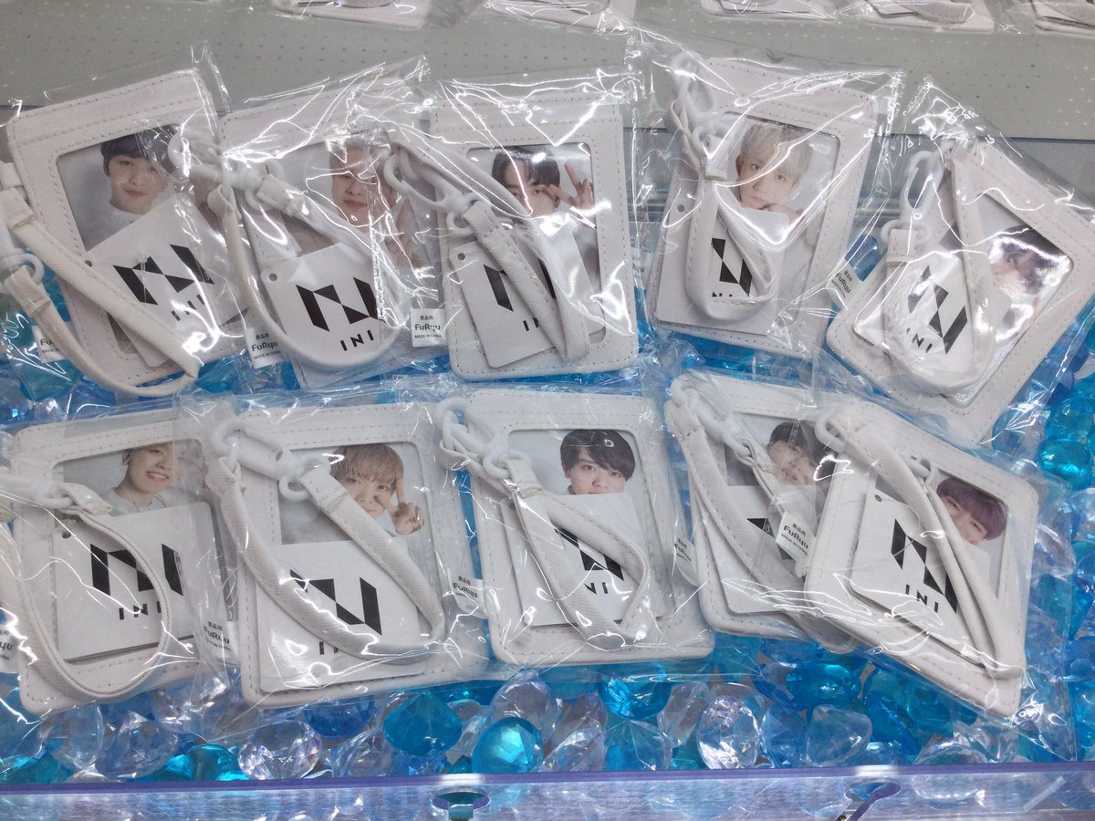 INI のプライズ景品がセガのお店に順次登場中！ 「BIG缶バッジ