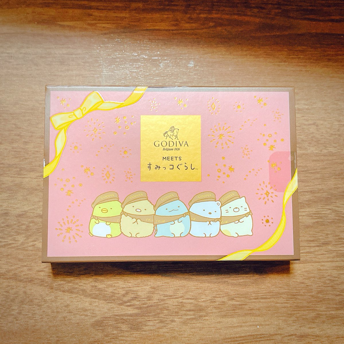 pokoxpon's tweet photo. ゴディバ x すみっコぐらしのチョコもらった！
これは...早めのバレンタインデーだろうか？？
ポーチ付きセット買って余りのチョコだけくれた可能性も何気に高い気がするが...ｗ
あと可愛くて食えんw
#ゴディバ #すみっコぐらし #GODIVA https://t.co/COSTvq21Dj
