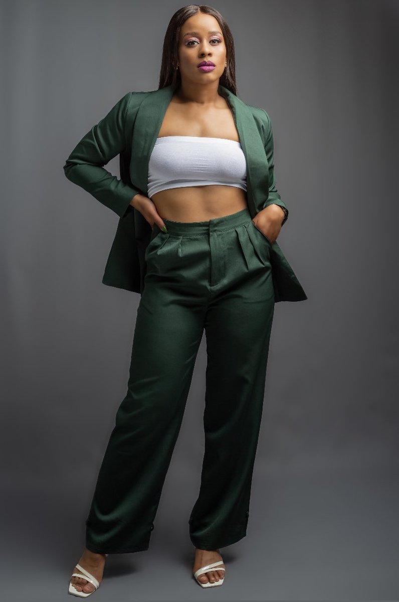 zinhlendawonde's tweet photo. In order to love who you are , you cannot hate the experiences that shaped you #wcw
-Andrea Dykstra
📸 @real_throughthelense
💄 @mschili_beautique
#wcw #athletemodel #photoshoot #greenandwhite #strikeapose #iscisha🔥 https://t.co/ckR1uloMqV