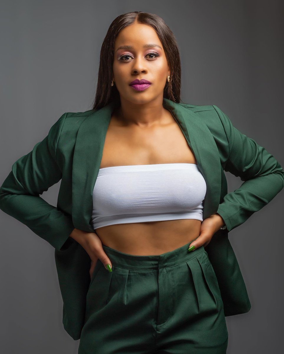 zinhlendawonde's tweet photo. In order to love who you are , you cannot hate the experiences that shaped you #wcw
-Andrea Dykstra
📸 @real_throughthelense
💄 @mschili_beautique
#wcw #athletemodel #photoshoot #greenandwhite #strikeapose #iscisha🔥 https://t.co/ckR1uloMqV