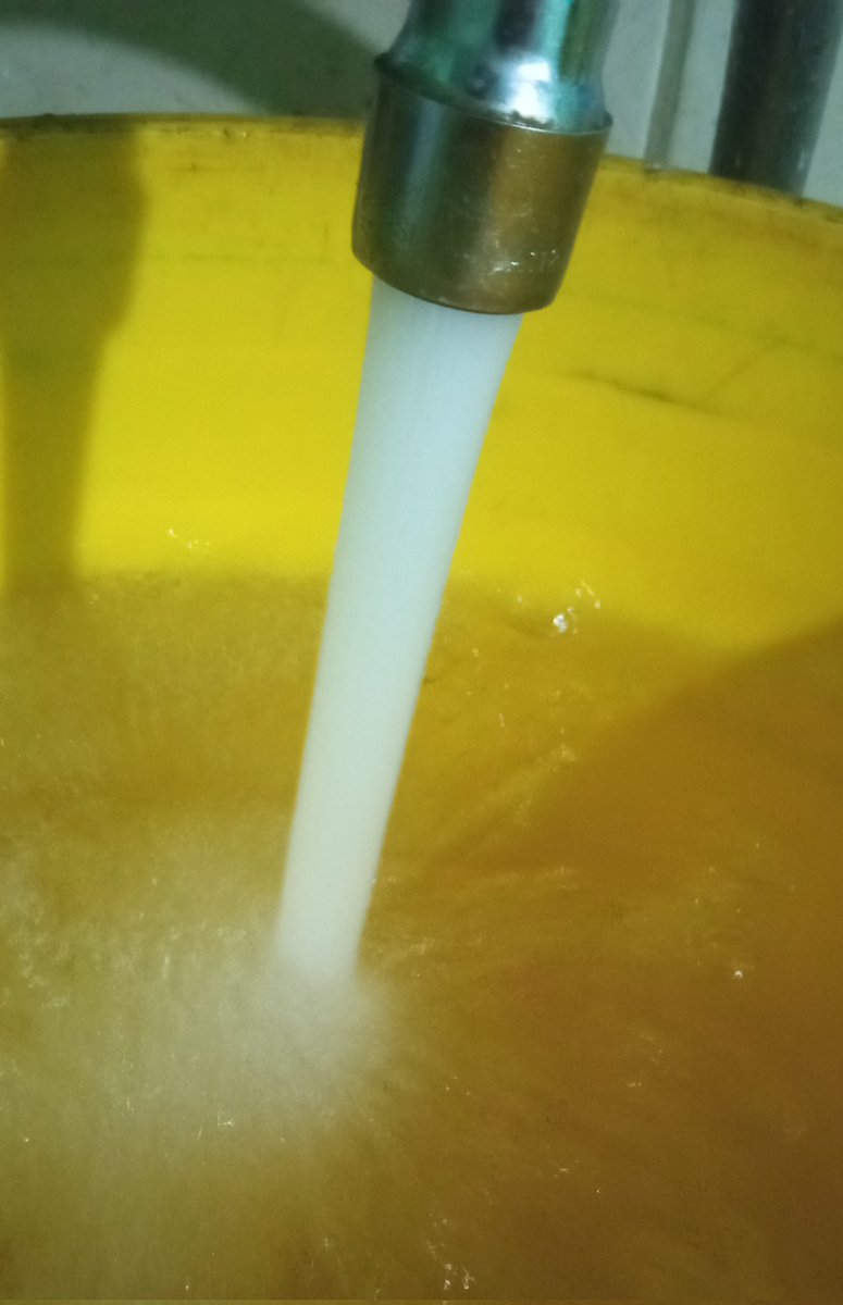 esjasonec's tweet photo. 🥱 2:15 AM moradores de #Obrapia en #Loja 🇪🇨 nos levantamos a juntar agua en baldes, tinas, jarras, ollas, jarros y cualquier recipiente que sirva para recolectar el líquido vital 💧 llevábamos desde el domingo sin agua. ¿Qué pasa #UMAPAL ? 🤔🤷🏾‍♂️ https://t.co/3UwHsJM3T7