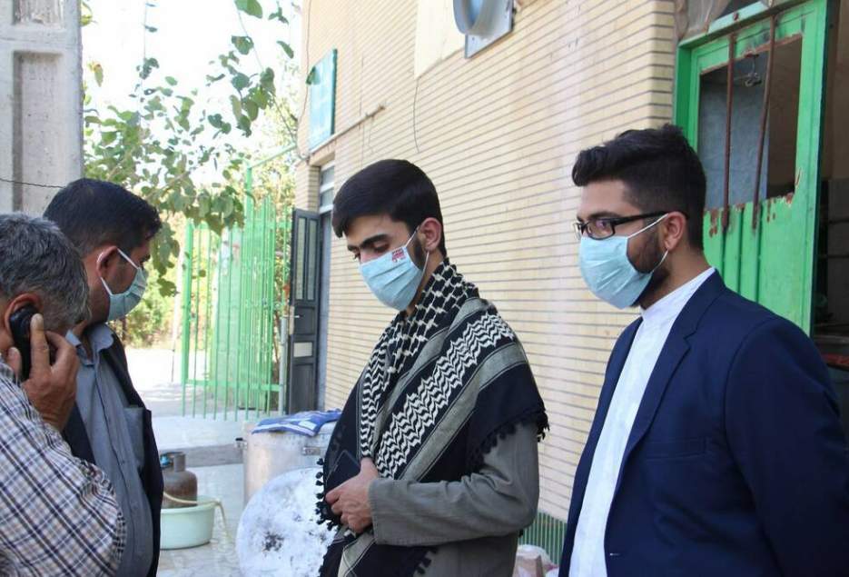 RevolutionaryP_'s tweet photo. از جمله فعالیت‌های جهادی که در دیماه سال جاری توسط مجموعه‌ی تحت مدیریت بنده صورت گرفت توزیع 5000 پرس غذای گرم بین 5 خانواده مستضعف بود! https://t.co/uL8yMSh2sl