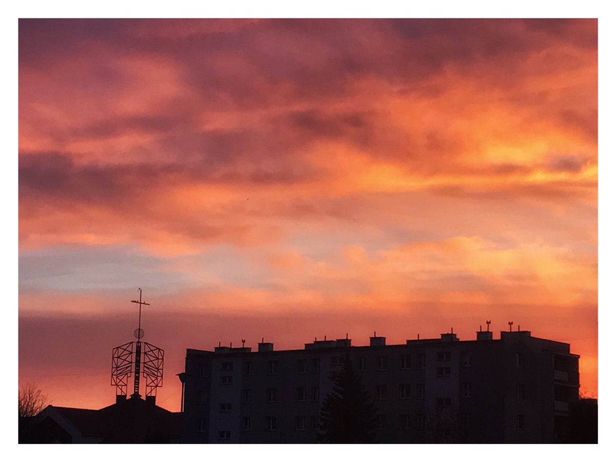margaret_just's tweet photo. Look Up, Ludziska! 
Co za poranek 💜 https://t.co/SOmXoFuxIk
