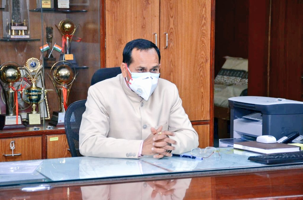 Dcdmkota's tweet photo. #Kota जिला कलक्टर के पद पर श्री हरिमोहन मीणा ने पदभार ग्रहण किया। इस अवसर पर ADM शहर डॉ महेंद्र लोढ़ा, ADM प्रशासन श्री राजकुमारसिह, सीलिंग श्री एसएन आमेठा, सीईओ जिला परिषद श्रीमती ममता तिवारी,डीडी जनसम्पर्क हरिओमसिंह ने स्वागत किया। @RajGovOfficial @DIPRRajasthan https://t.co/TjKkfH6aaB