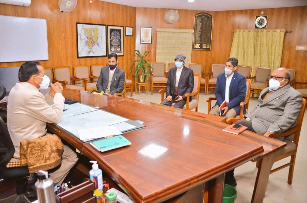 Dcdmkota's tweet photo. #Kota जिला कलक्टर के पद पर श्री हरिमोहन मीणा ने पदभार ग्रहण किया। इस अवसर पर ADM शहर डॉ महेंद्र लोढ़ा, ADM प्रशासन श्री राजकुमारसिह, सीलिंग श्री एसएन आमेठा, सीईओ जिला परिषद श्रीमती ममता तिवारी,डीडी जनसम्पर्क हरिओमसिंह ने स्वागत किया। @RajGovOfficial @DIPRRajasthan https://t.co/TjKkfH6aaB