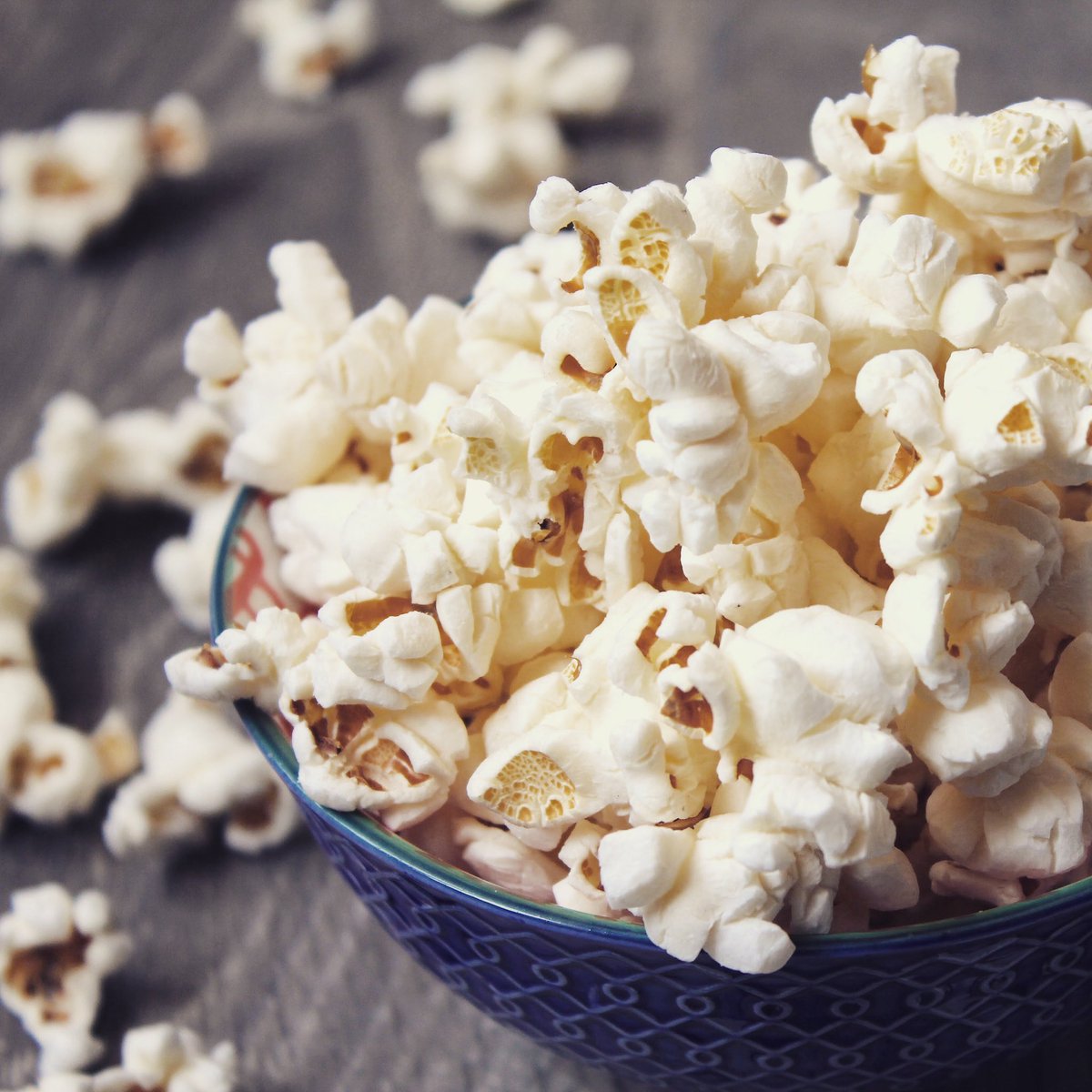 essigart's tweet photo. Heute ist Tag des Popcorns - zumindest in Amerika. 
Aber das ist doch ein guter Anlass, mal wieder eine Schüssel Knall- oder Puffmais zu genießen

#popcorn #tagdespopcorns #snack #veggie #vegan #veganuary #vegandeutschland #essigart #berlin #brandenburg #havelland #veganeressig https://t.co/wYuvs8TD3g