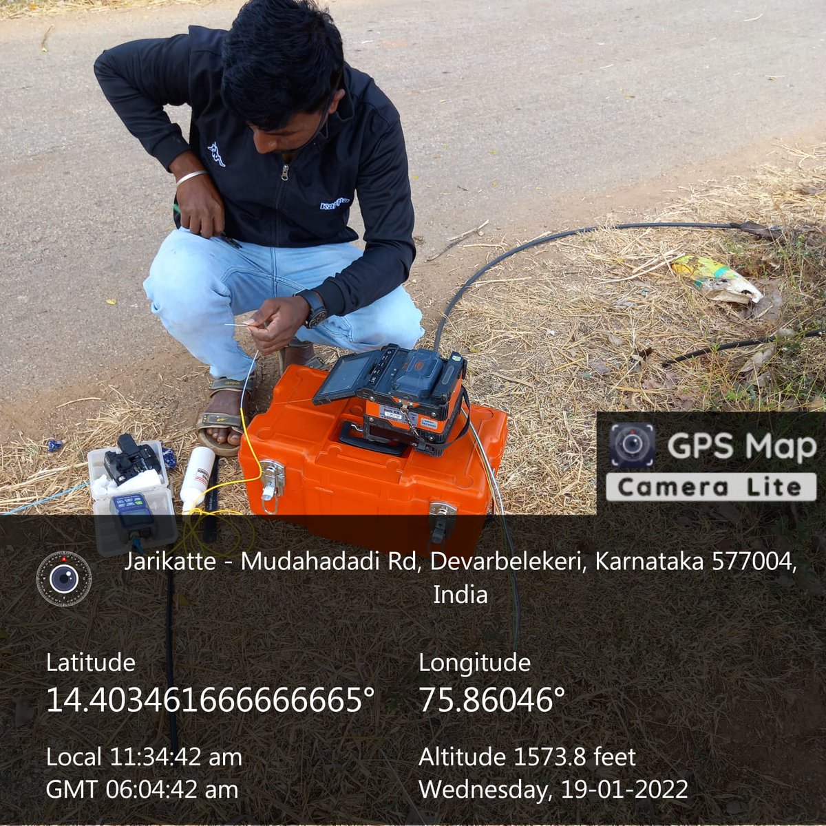 CDavanagere's tweet photo. t Gram Panchayat   MUDAHADADI
Block     DAVANAGERE
District   DAVANAGERE
State Karnataka
Dedicatedly working towards #Bharatnet fiber restoration and maintenance to keep the essential internet connectivity up and working.
#CSCseGRAMSWARAJ https://t.co/Z5pTUvJpjg