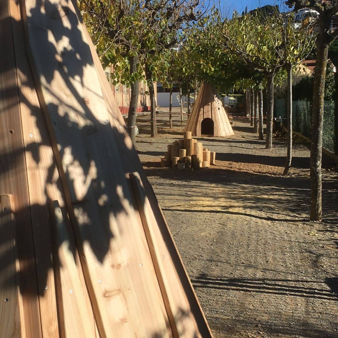 Parks3000com's tweet image. Ens agrada que les nenes i nens tinguin contacte amb la natura. 
.
.
.
#parcinfantil #parc #robinia #jocsdefusta #fusta #cabana #cabanadefusta #jocsinfantils #espaiurbà #espaiexterior