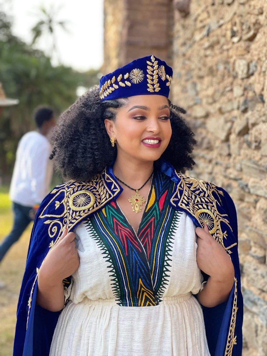 Isho_Birhan's tweet photo. 1ኛ ደረጃ - ታጥቦ ፣ ተቀሽሮ ፣ ያለቀለት ። 
***
አሁን ይሄ ስራ ፣ ለአፈር ይገባል ?! https://t.co/1hOzcLdpYk