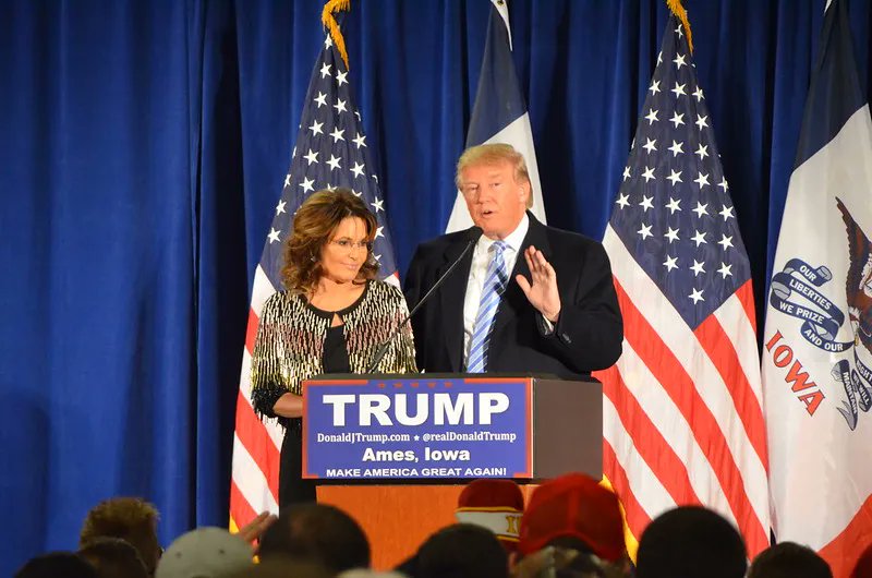 6 år siden i dag: Sarah Palin ga sin støtteerklæring til Donald Trump i Ames, Iowa. «Doggone right we’re angry!» som hun selv sa det. «No more pussyfooting around!» #sirkuset (s.91) Boka (illustrert av John Darkow) på billigsalg: ampol.no/sirkuset