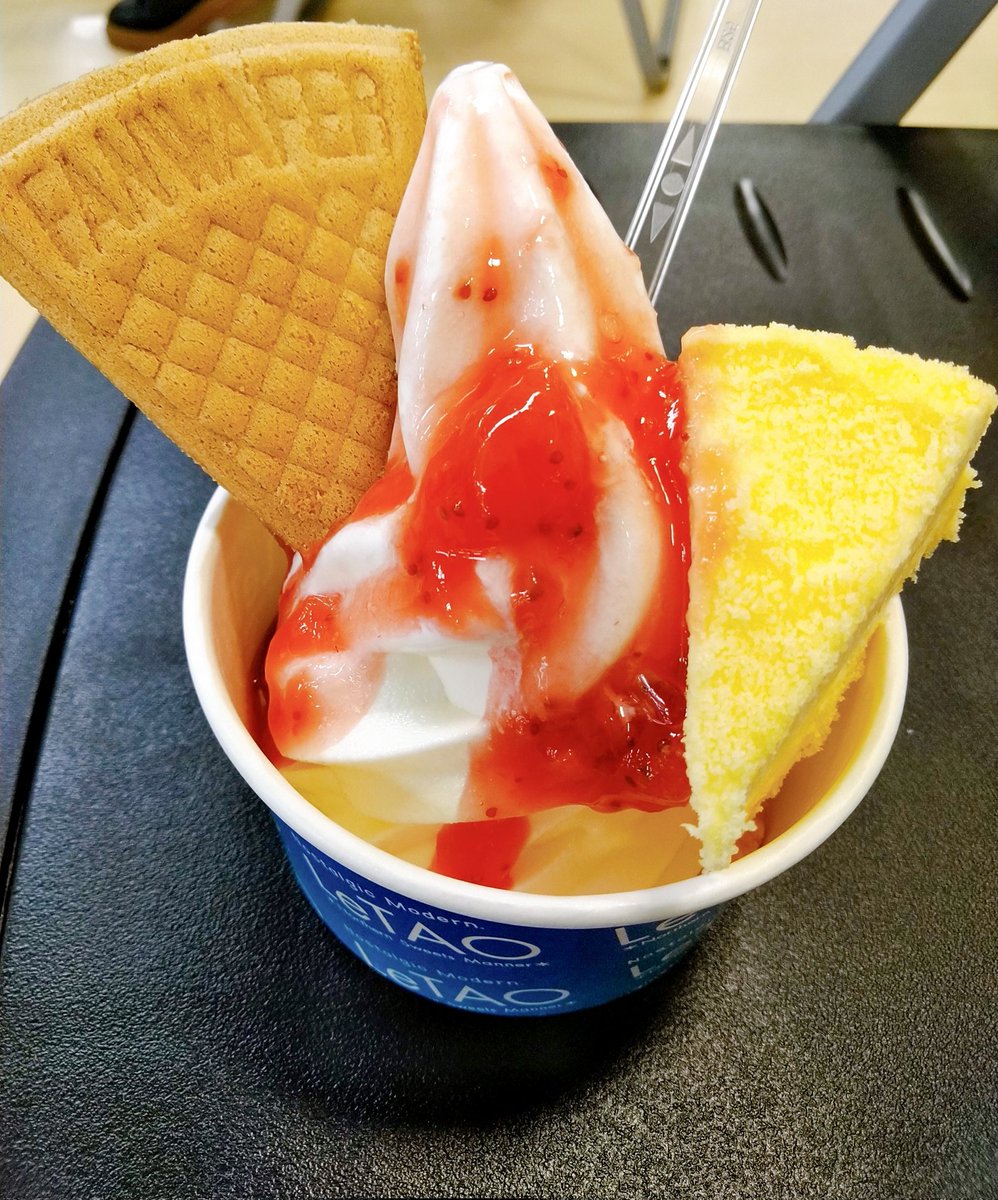 oor_spbv_gnu's tweet photo. お仕事帰りに北海道物産展へ〜🥰

#LeTAO の苺ソースのソフトクリーム🍓🍨♡
そして普段は札幌でしか販売していないらしい #PiEQUEEN さんのアップルパイ🍎🥧お土産に♡
店員さんのお姉さんが素敵でつい買っちゃった♡ https://t.co/TQTMvBrzIp
