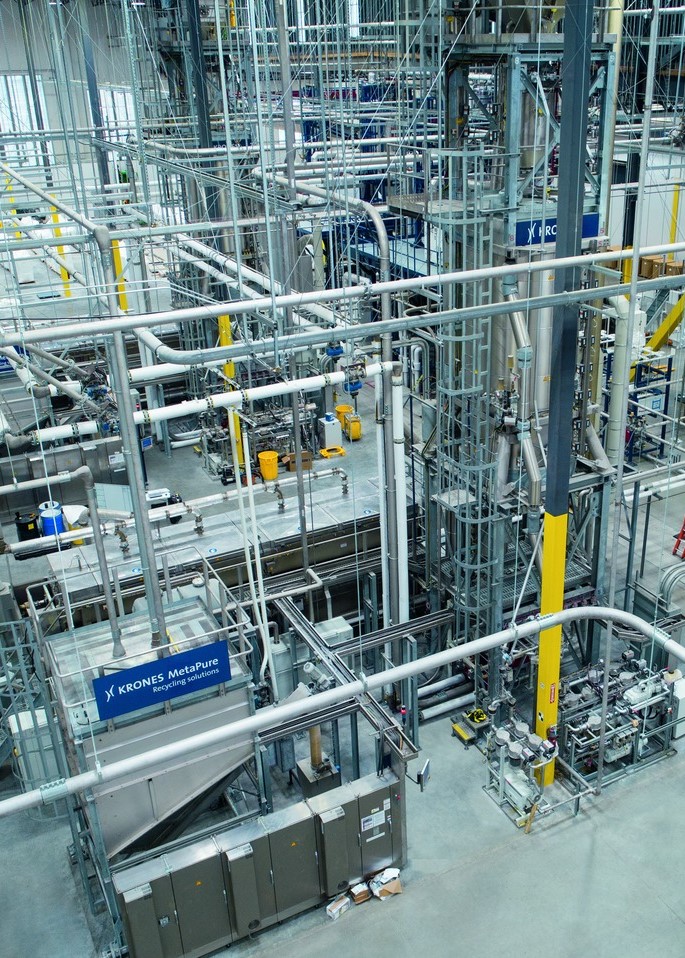 KronesAG's tweet photo. When PET containers are to be used again, the recycled bottles enter our #MetaPure S as flakes. The decontamination module then prepares them to be processed into food-grade pellets, preforms & film. For a sustainable, eco-compatible lifecycle! #GermanBlingBling #Krones #KronesAG https://t.co/BDfbftiCH9