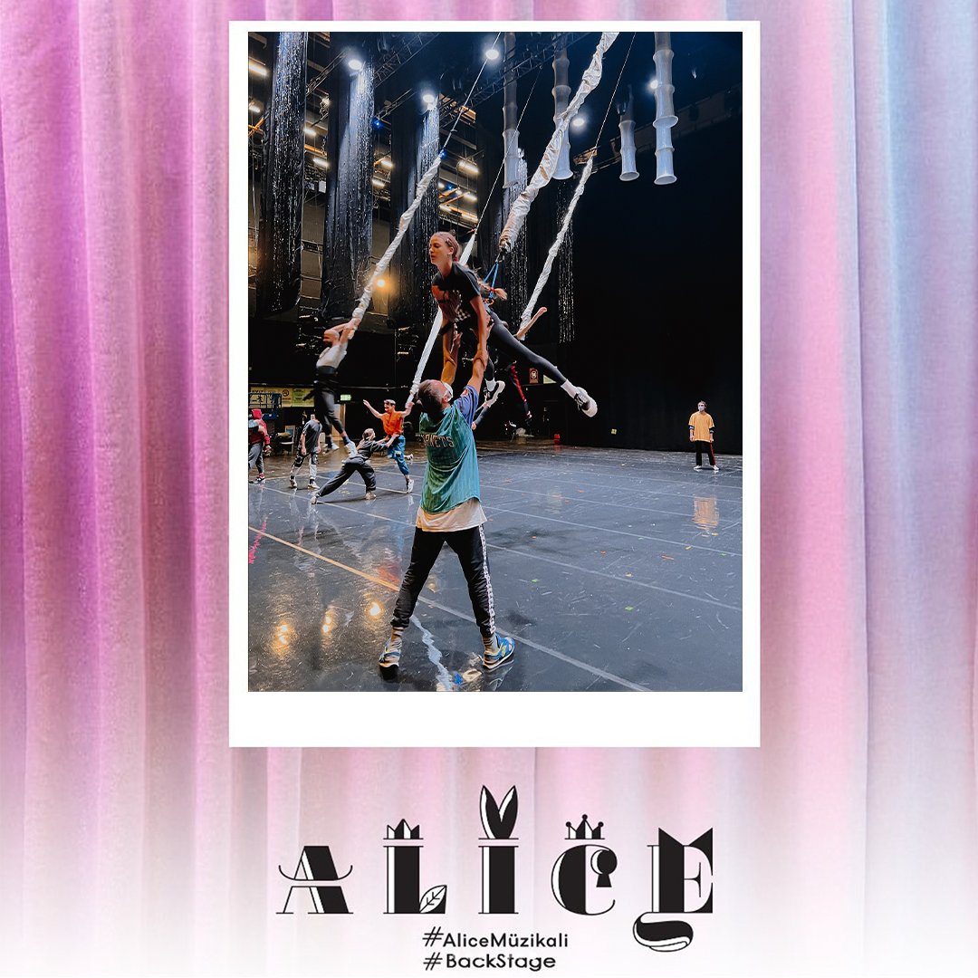 ZorluPSM's tweet photo. Alice’in büyülü dünyası seni bekliyor! 💫 7 Şubat'ta Zorlu PSM'de başlıyor. Biletler satışta! 👗♥️🐰🎩👑😻
 
#AliceMüzikali #SerenaySarıkaya #EzgiMola #EnisArıkan #ŞükrüÖzyıldız #İbrahimSelim #MerveDizdar #SerdarBiliş #BeyhanMurphy @alicemuzikali @idiletisim @Bkmonline https://t.co/gwjOtPJzh9