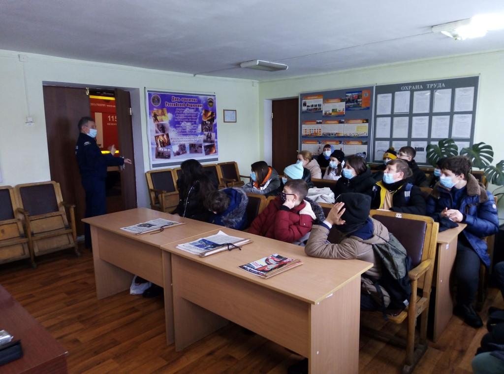 Обучающиеся 7б класса ГБОУ СОШ 2 пгт Безенчук, в рамках месячника профориентации и подготовки к школьному фестивалю "Мир профессий" посетили пожарную часть пгт Безенчук. Ребята познакомились с очень отважной и храброй профессией - спасатель МЧС.