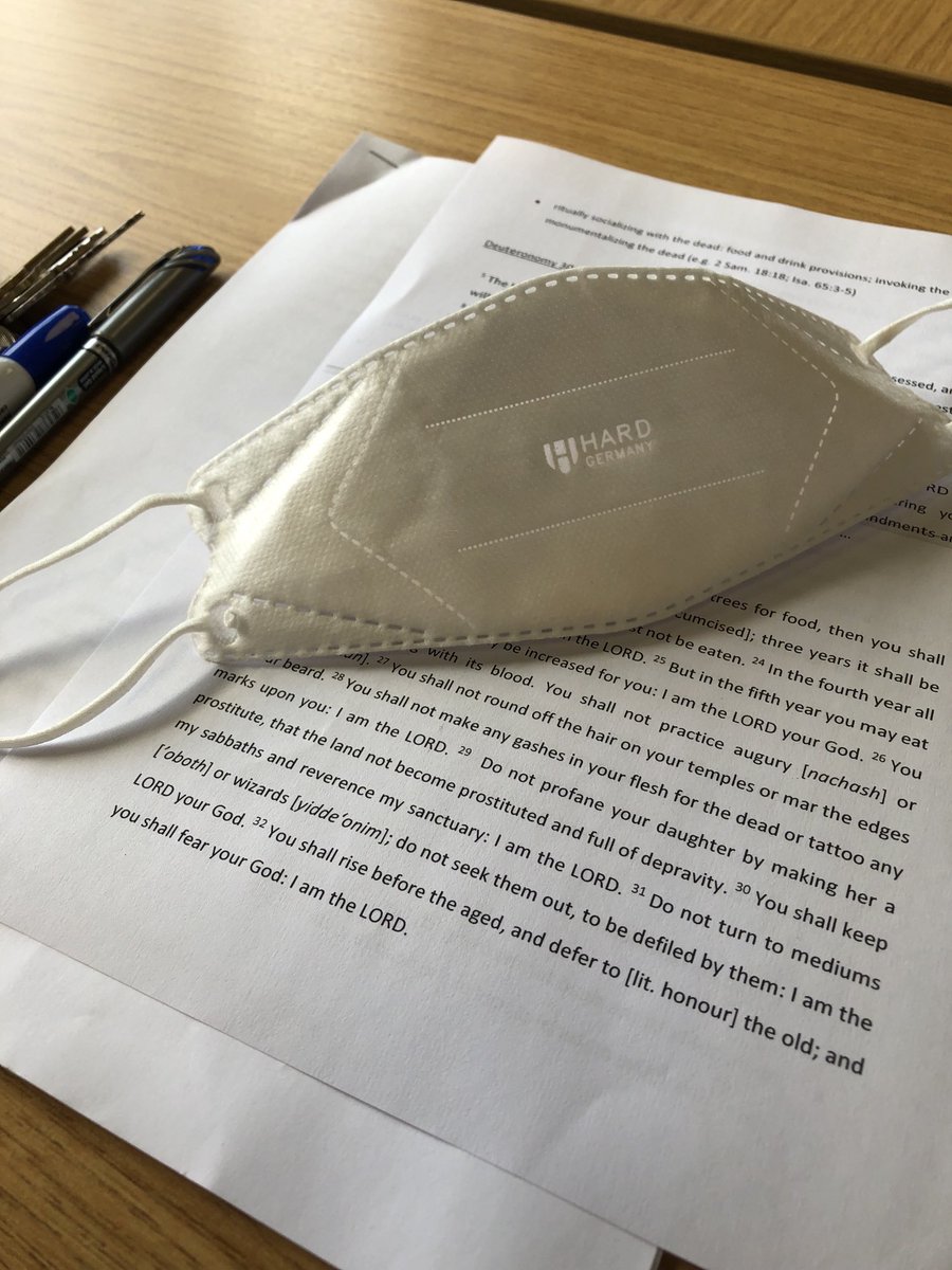 ProfFrancesca's tweet photo. Settled in the seminar room, ready to start teaching, and realised my mask looks like a sanitary pad https://t.co/Ao2gCcjEhC