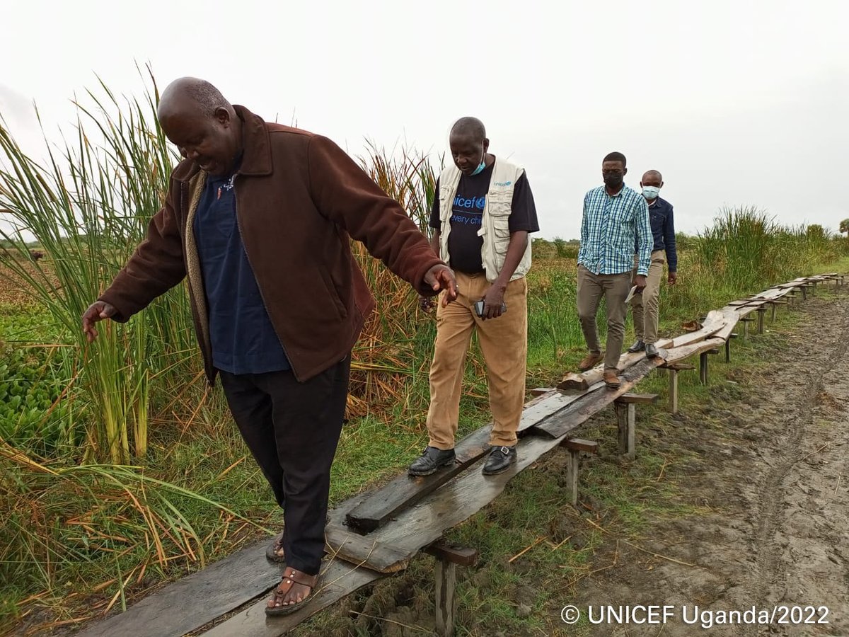 UNICEFUganda's tweet photo. Anselm Kyaligonza, Ntoroko District Chief Administrative Officer and @UNICEFUganda team crossing to Rwangara Primary School on a makeshift bridge. #InvestInUGchildren #ForEveryChild #Uganda
@Nabendra https://t.co/rDLQltskeq
