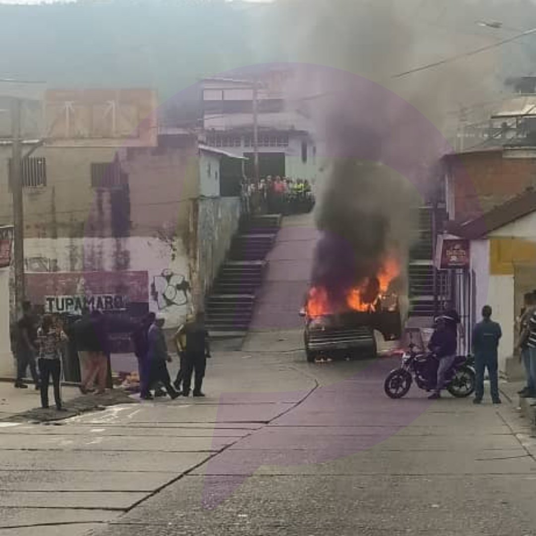 PalpitarT's tweet photo. #ÚltimaHoraEnPalpitar
#19Ene | En las inmediaciones de la calle 7 por el antiguo Café Serra #Valera una unidad de transporte público prendió en llamas. A la espera del Cuerpo de Bomberos para neutralizar el fuego. No reportan lesionados

📸Johan González
#SomosElPalpitarDelPueblo https://t.co/V2gQMDkU0n