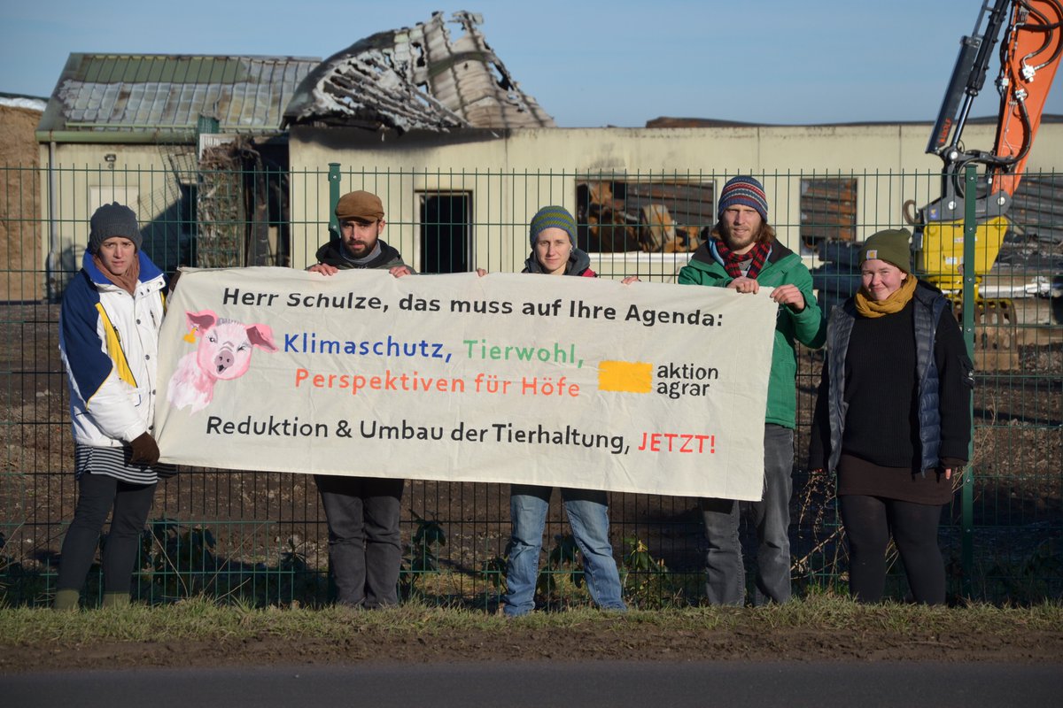 aktionagrar's tweet photo. Herr Schulze /@schulzeeuropa, zum Start der #Agrarministerkonferenz fordern wir: Klimaschutz, Tierwohl und die deutliche Reduktion der Tierbestände! Mit dem Vorsitz der #AMK2022 können Sie die Weichen für eine neue Agrarpolitik stellen, die sichere Perspektiven für Höfe schafft! https://t.co/2zt8nraSXT