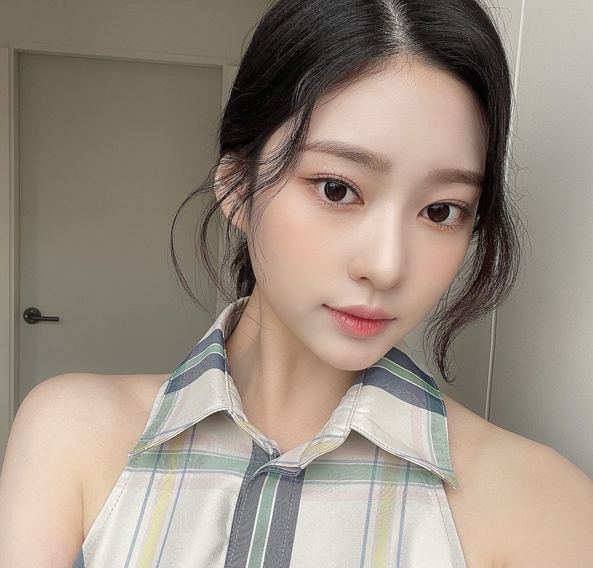 ⠀⠀⠀
Remembering the summer with this peach coloured make up that were being applied on me. I think it did suit my tartan green outfit so well. Not only that, some strays of hair framed the look adorably. Kind of missing this.
 ⠀⠀⠀