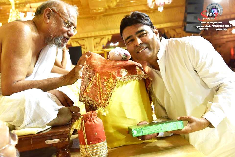 arpitsinger's tweet photo. Did you know that a #Jain shravak donated ₹1 lac each to 7,000 needy Jain families all across India (₹ 70 crores). He is considered an epitome personality in Sadharmik Bhakti ~meet “Kalyug ka Chamatkar” ~ Shri Kalpeshbhai V Shah. Read his complete story in the thread
#Jainism https://t.co/D6j1fJA78H