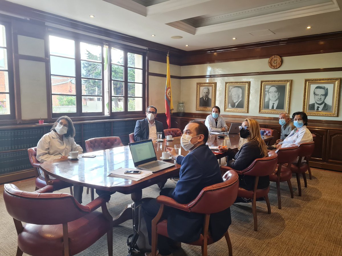 Hoy desde el Instituto Nacional de Cancerología con la directora y su equipo discutiendo la necesidad de construir una misión del Cáncer en Colombia que integre los esfuerzos de investigación e innovación para enfrentar este desafío en Salud Pública en la siguiente década