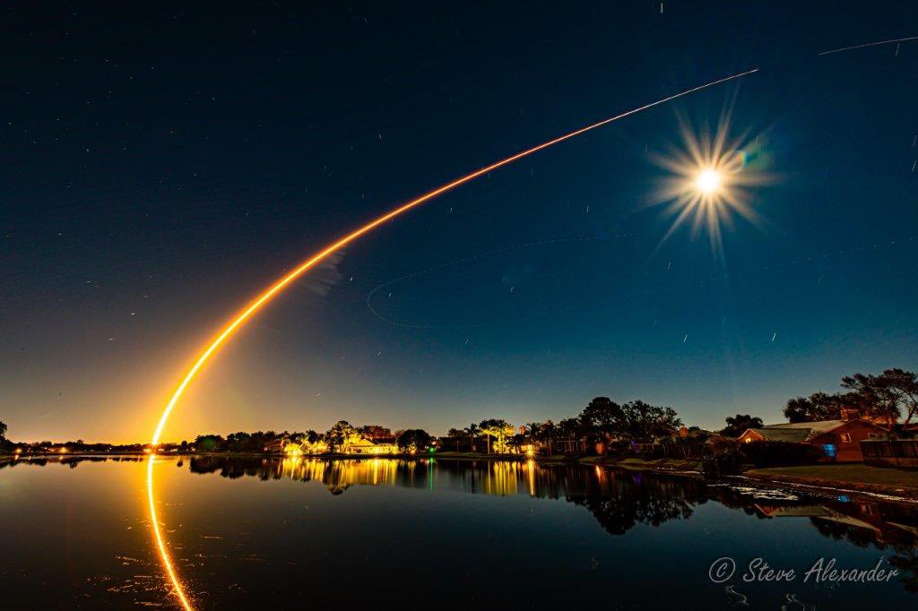 Steve_A_Images's tweet photo. Last night’s #spacex #launch from near my house. Just missed the moon 🌝 🤣 #Starlink https://t.co/w4hjRS4h7V