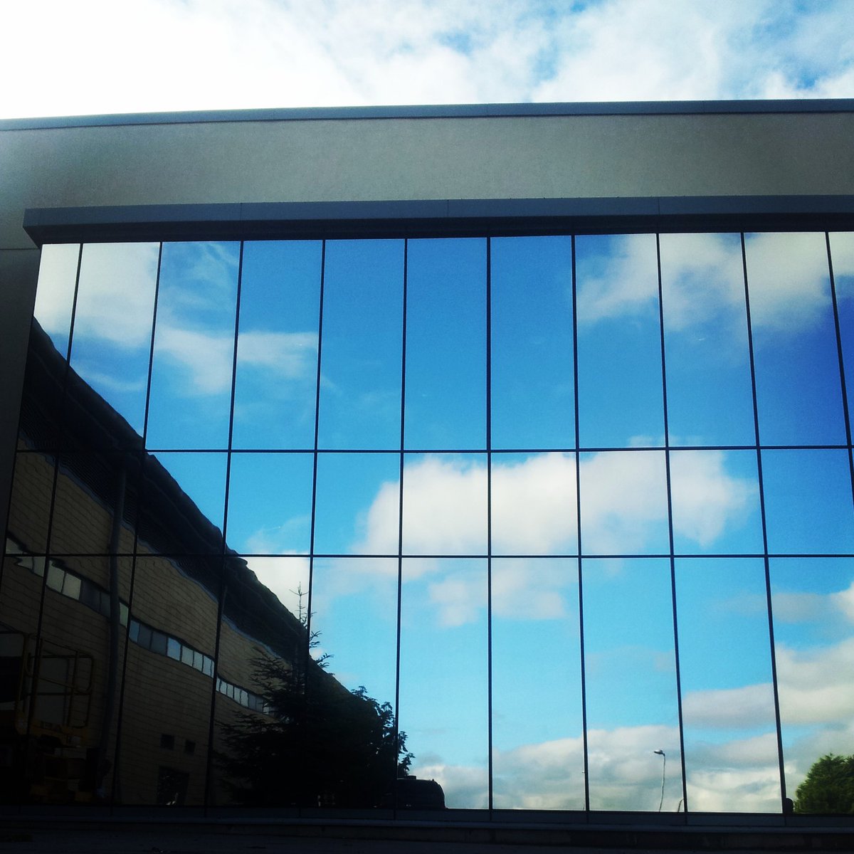 Lustalux_Ltd's tweet image. How effective is solar window film in reducing glare?
It will reduce glare by up to 95% making it easier to see computer screens, whiteboards and TV screens. Think of it as sunglasses for your windows.
#wedowindowfilm #solarcontrol #solarglare