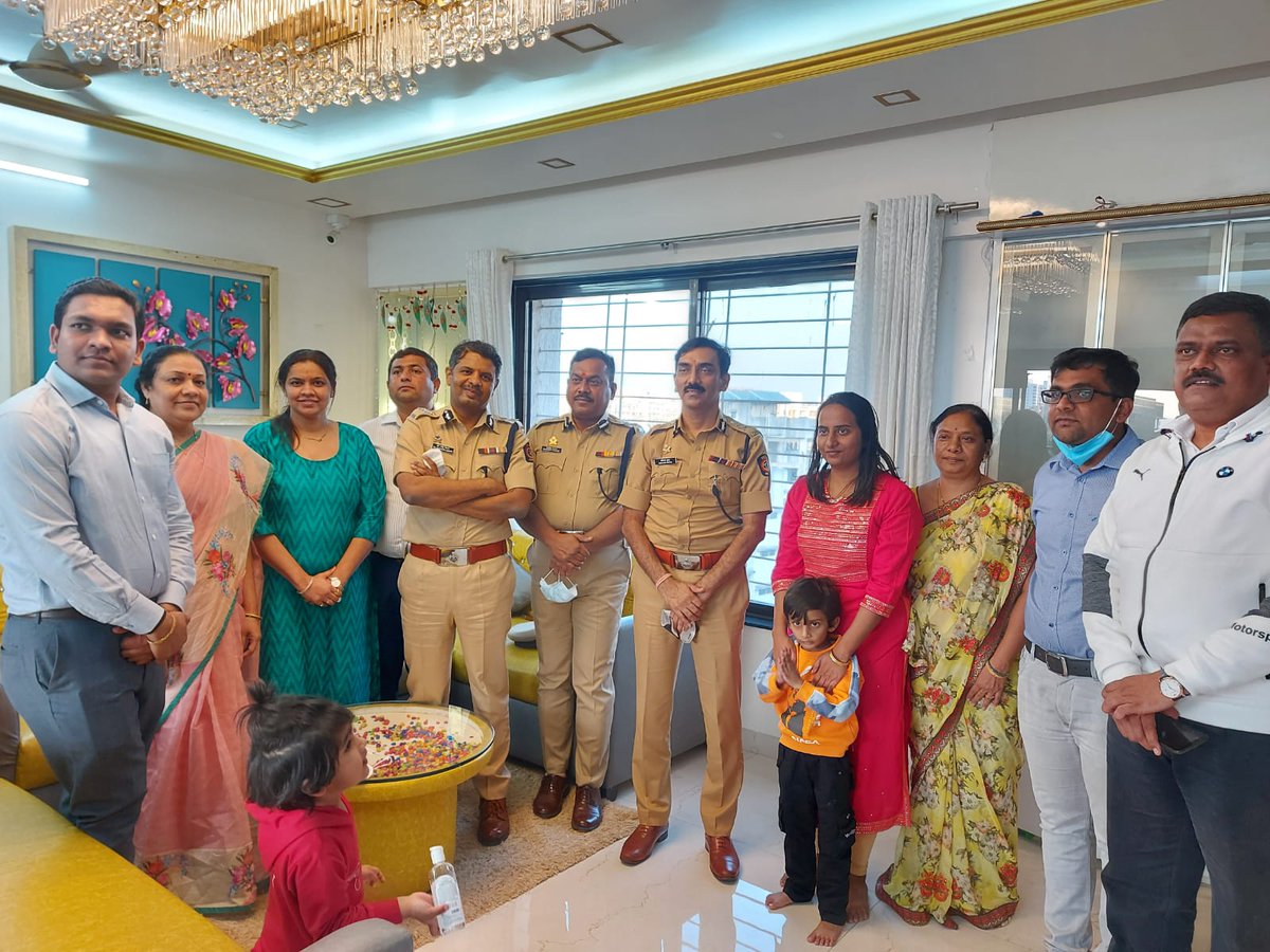 CPPuneCity's tweet photo. Happy Family Reunion
डुग्गू घरी आला
#PunePolice https://t.co/XcZ6yEWFvX