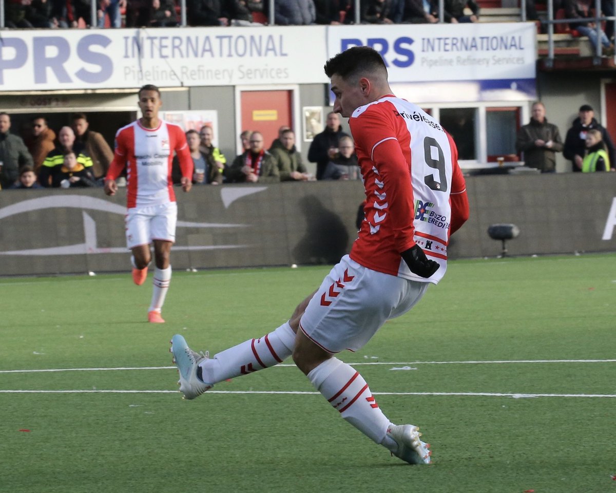 FC_Emmen's tweet photo. #OpDisseDag in 2020 ๐
Kolar krijgt het publiek op de banken! โค๏ธโ๐ฅ
#EMMher #SamenTerug #HIERKOMIKWEG https://t.co/nK5BclNbyo