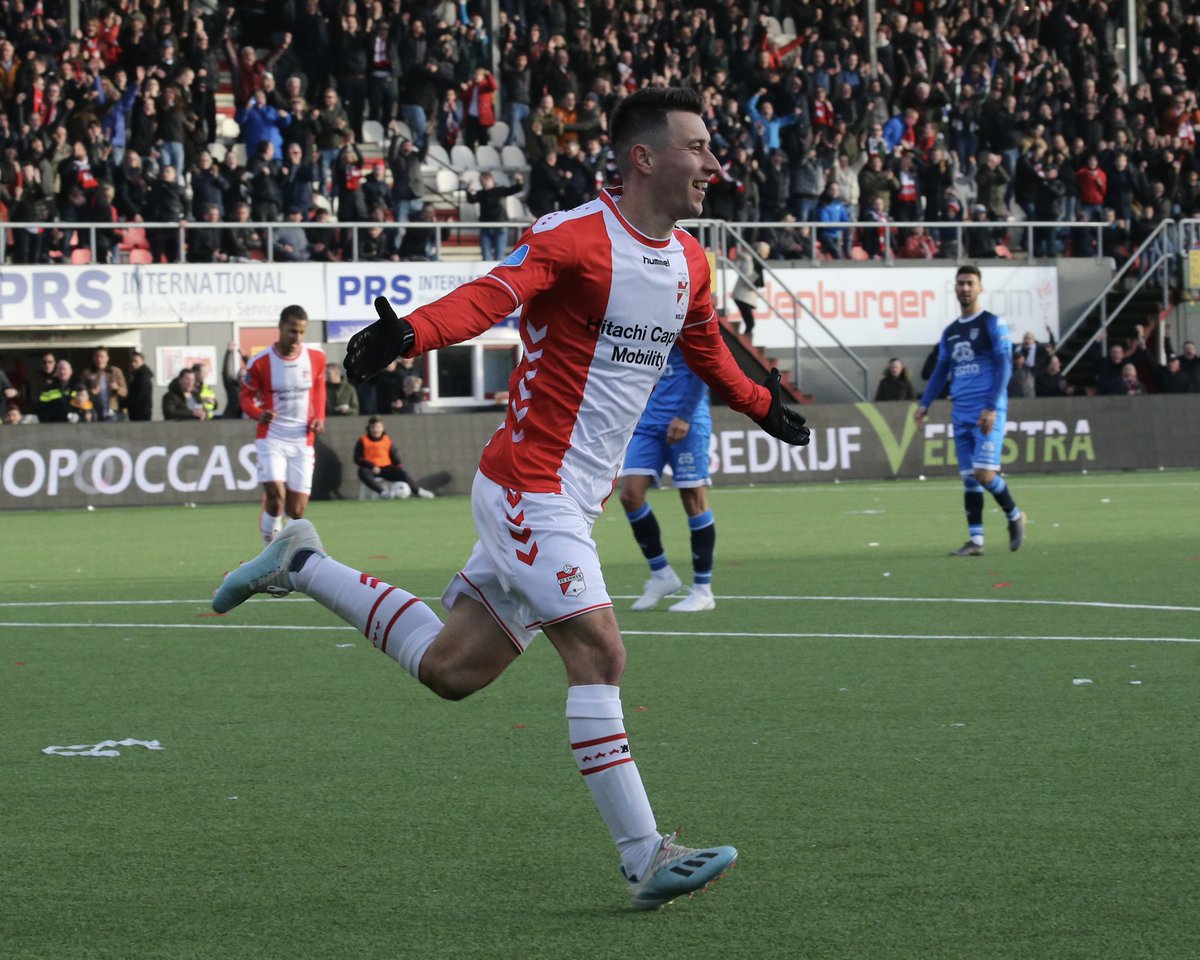 FC_Emmen's tweet photo. #OpDisseDag in 2020 ๐
Kolar krijgt het publiek op de banken! โค๏ธโ๐ฅ
#EMMher #SamenTerug #HIERKOMIKWEG https://t.co/nK5BclNbyo