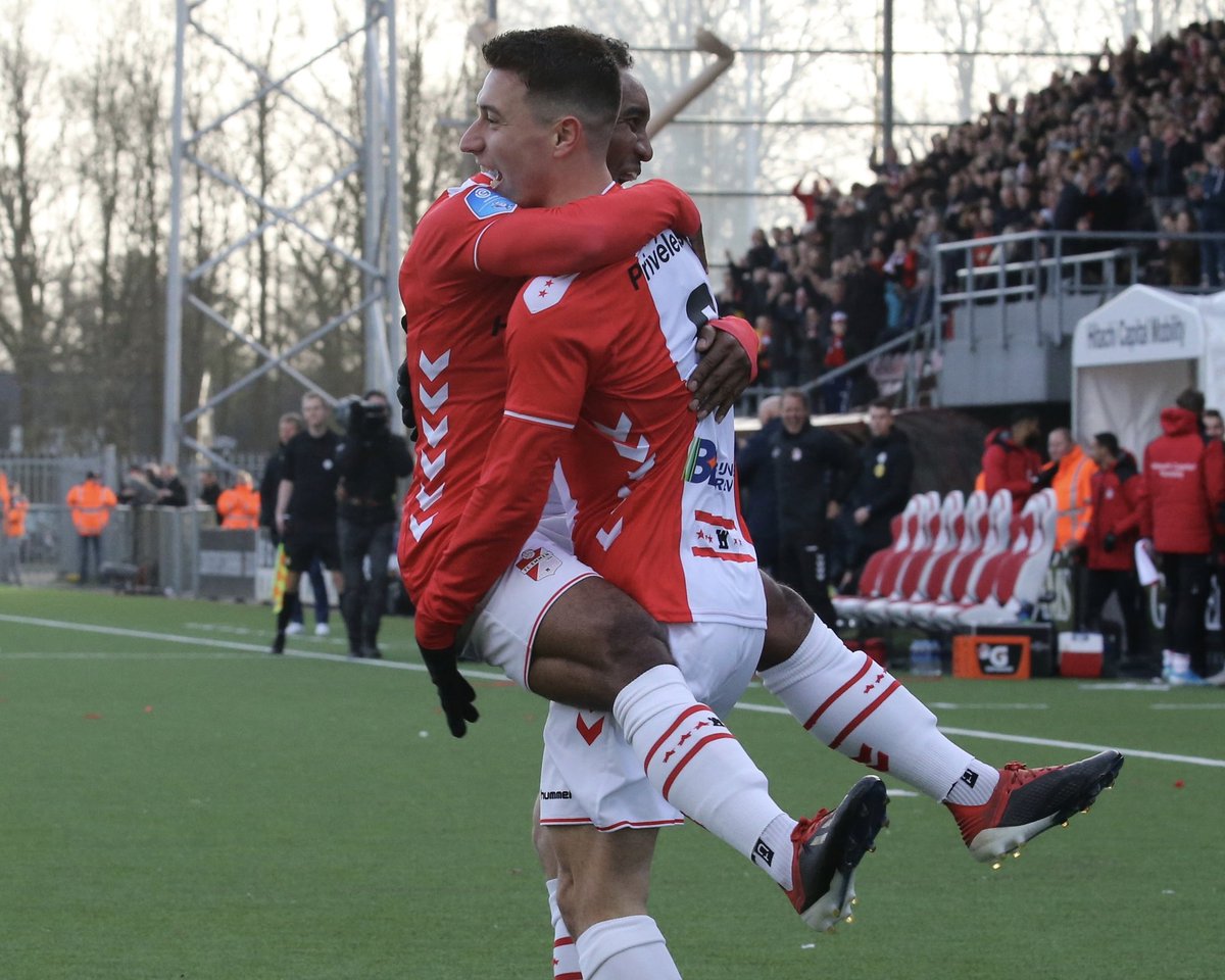 FC_Emmen's tweet photo. #OpDisseDag in 2020 ๐
Kolar krijgt het publiek op de banken! โค๏ธโ๐ฅ
#EMMher #SamenTerug #HIERKOMIKWEG https://t.co/nK5BclNbyo