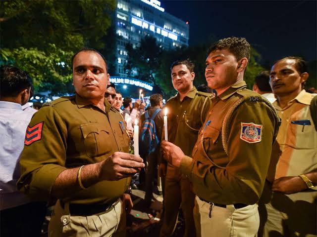 KushalSinha001's tweet photo. THE MUCH AWAITED REFORM IS HERE
Delhi police has now started the 8 hours shift system in Rohini district on a pilot basis. After yrs of discussion, finally the model is being implemented

The shifts are from 
• 8am - 4pm
• 4pm - midnight
• midnight - 8am

Continued https://t.co/lMqaWIk1ua