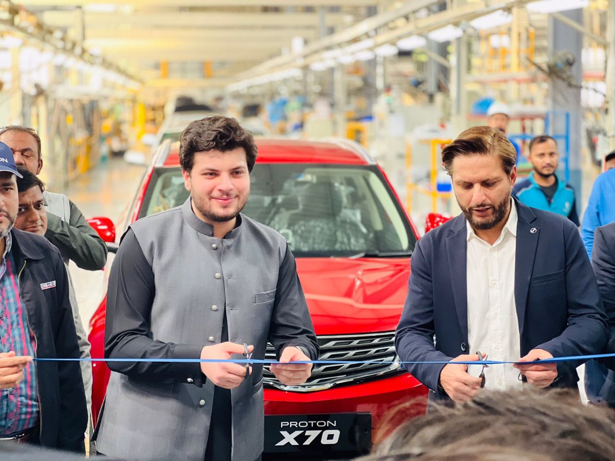 KhanAviator's tweet photo. Cricket superstar @SAfridiOfficial was the chief guest at the launching ceremony of the first locally assembled Proton X70 
#X70LocalAssembly https://t.co/xyx694E4Xa