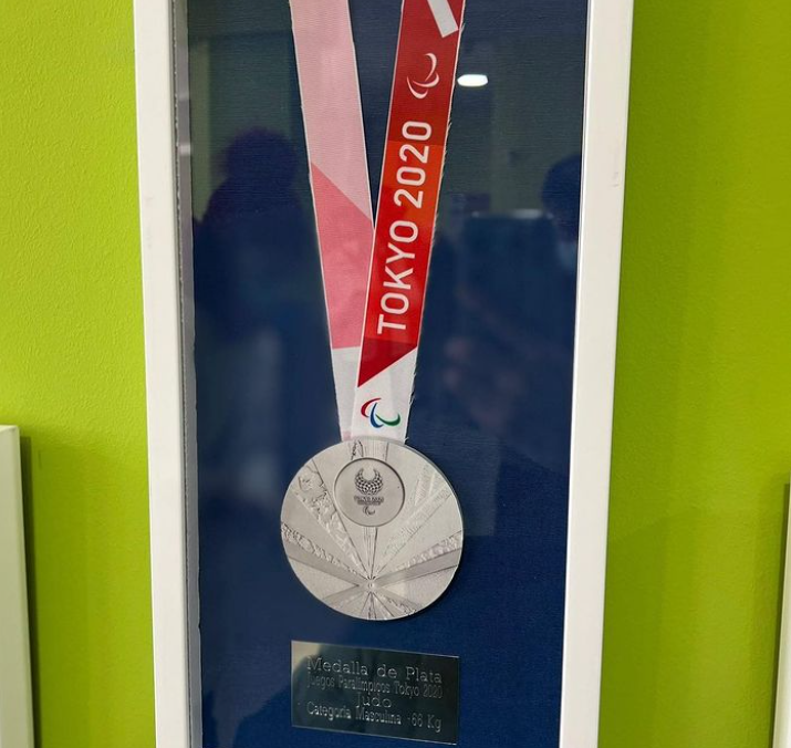 ¡Muy muy merecido! La localidad aragonesa de Alagón homenajea al deportista y medallista paralímpico @Sergio_I_B 🥋 poniendo su nombre al polideportivo municipal. ¿A que suena bien? Polideportivo Municipal Sergio Ibáñez Bañón. ¡Grande! 👏👏👏