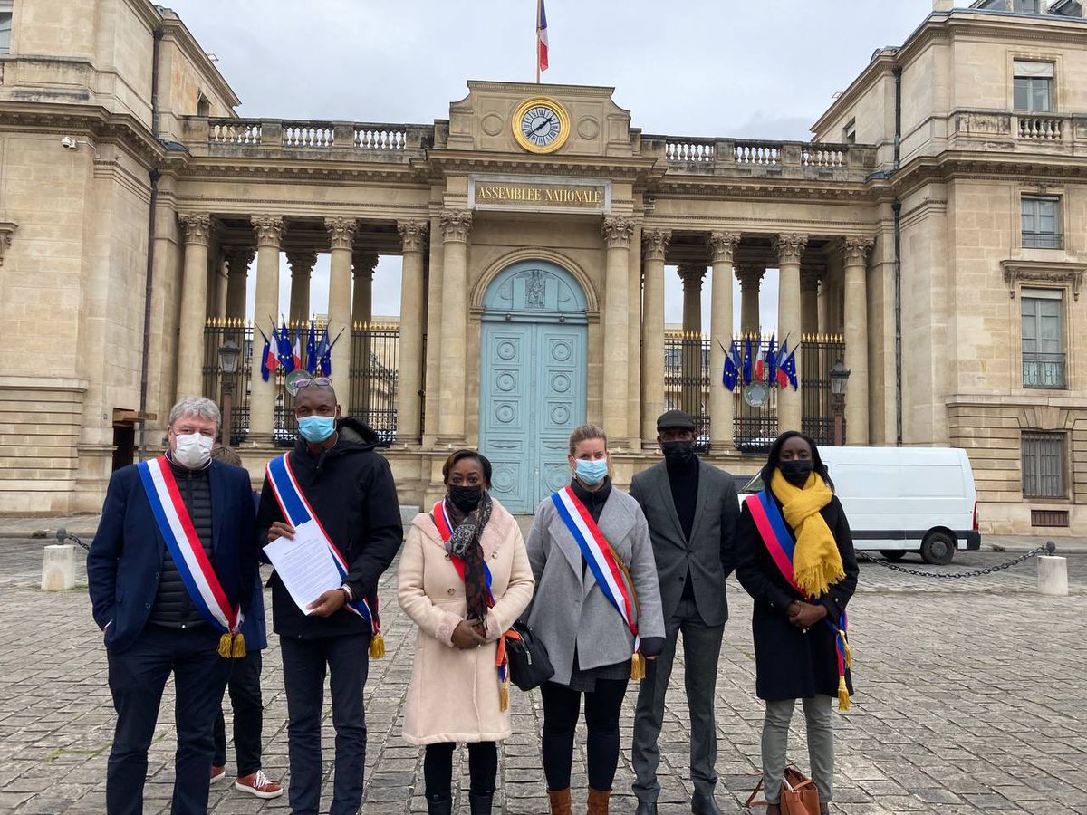 MathildePanot's tweet photo. Rencontre avec la #CEFOM. Nous partageons leur opposition aux sanctions de la CEDEAO qui n'affaiblissent en rien la junte mais font souffrir le peuple malien. La question de la présence des forces françaises au Mali est clairement posée. La solution au #Mali doit être politique ! https://t.co/r3dm9dbLVt