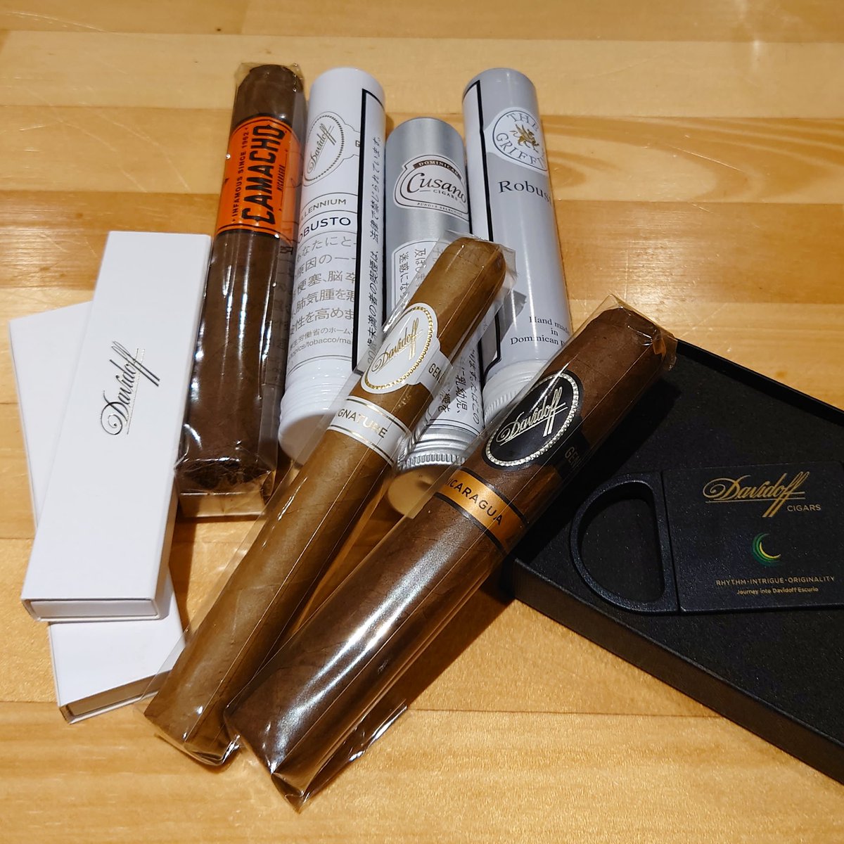 タビドフの葉巻
入荷しました。

#葉巻 #シガー #プレミアムシガー
#タビドフ #davidoff #davidoffcigars 
#ダビドフシガー #davidoff2000
#グリフィンロブスト #ニカラグアロブスト #カマーチョ #camacho #cusano 
#クザーノ #ギロチンカッター #シガーカッター #シガーマッチ #長軸マッチ