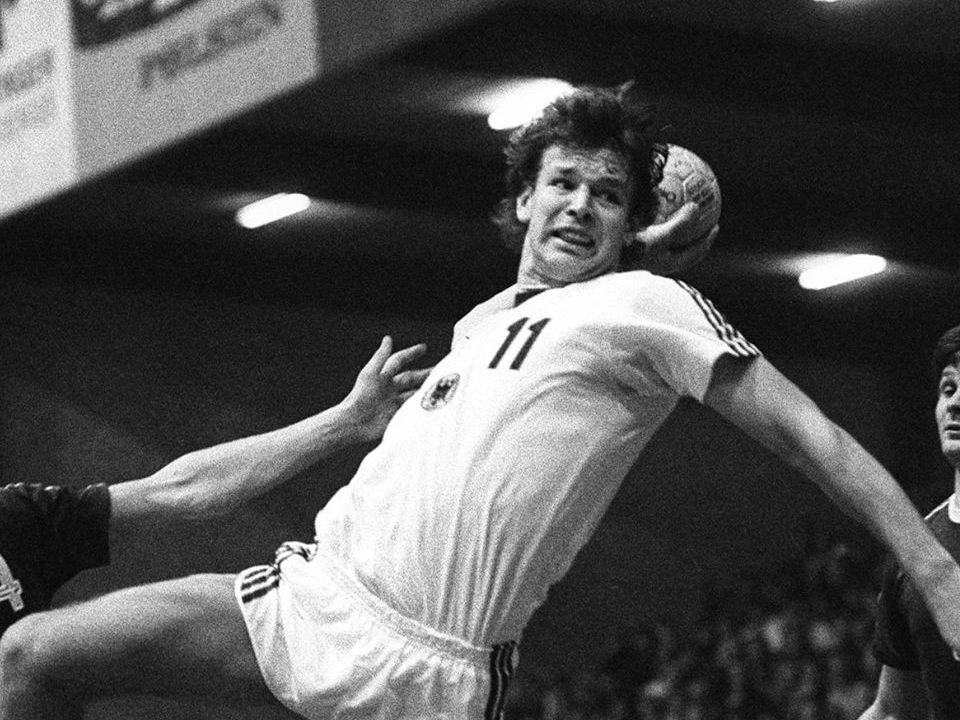 KK_aus_K's tweet photo. Gestern warf mit Julian Köster ein Rückraumspieler des VfL Gummersbach sechs Tore zum Sieg bei der EM gegen Polen. Im WM-Finale 1978 gegen die UdSSR erzielte ebenfalls ein Gummersbacher Rückraum-Ass sechs Treffer. Herzlichen Glückwunsch zum 68. Geburtstag, lieber Joachim #Deckarm https://t.co/jEiikcQMnd