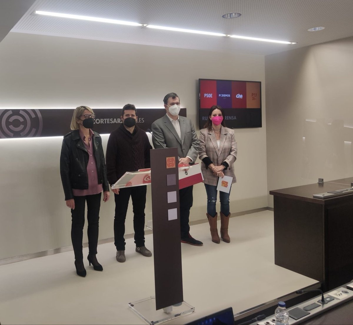 El PP últimamente ha pedido el trasvase del Ebro en Zaragoza y Valencia.
Hoy hemos presentado iniciativa en las Cortes, para que la derecha y la ultraderecha se posicione en contra del trasvase y a favor del futuro de aragoneses y aragonesas.