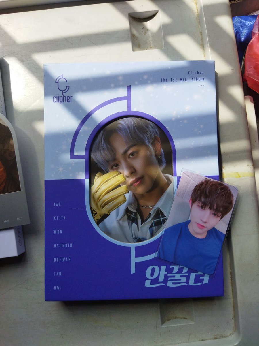 keiwonluv's tweet photo. WTS
EACH PICTURE RM 12 include postage

First pic - Album + postcard + Tan Makestar PC
Second pic &amp; third pic  - Album + Postcard + Slide card
Please help me clear this 🥺🙏🏻
#pasarciipher @pasarciipher https://t.co/3scMlBxePv