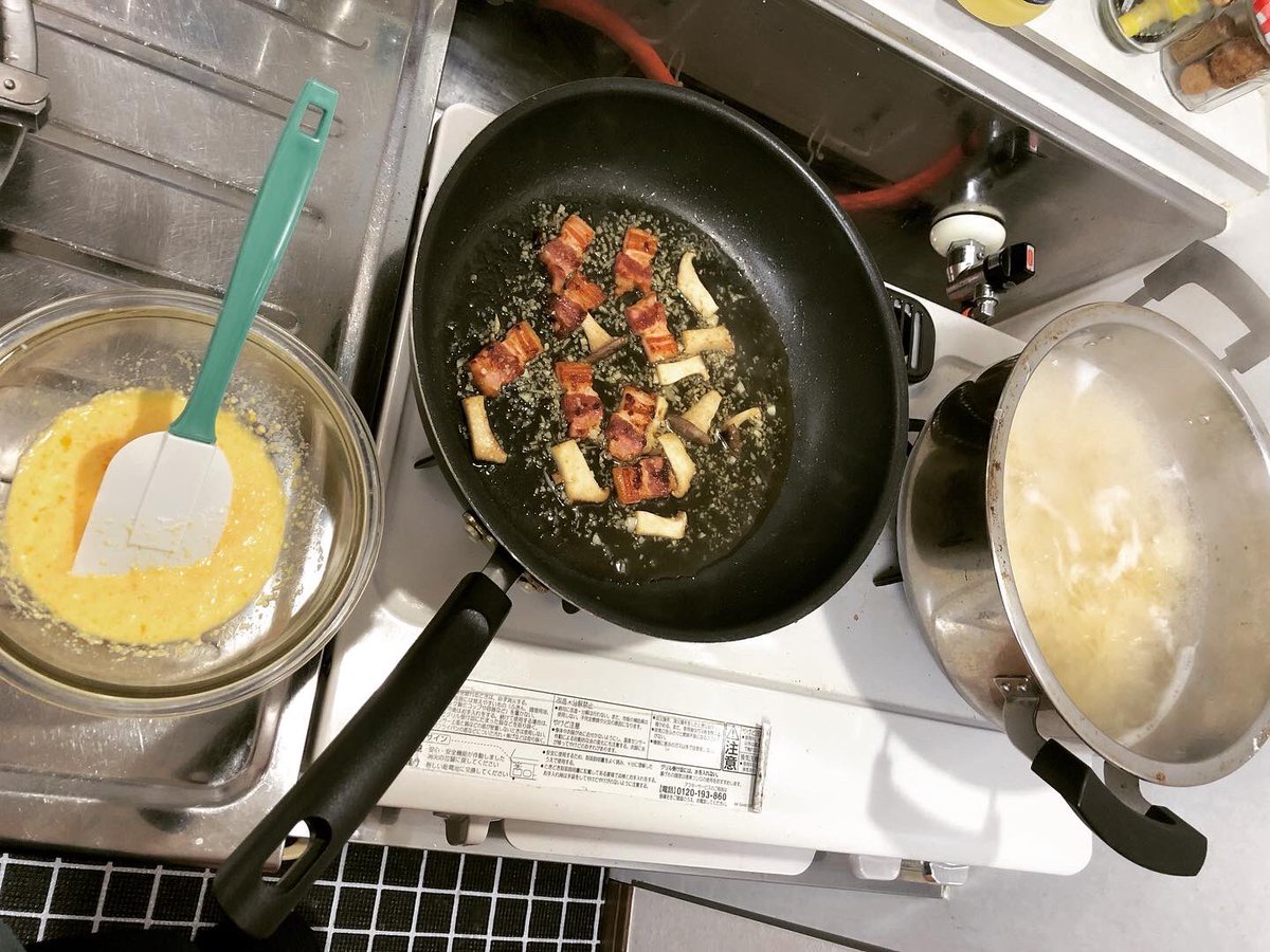 satsukitaroo's tweet photo. カルボナーラ🍳🥓
🅿️
1.ベーコンは弱火でじっくりじっくり
2.麺を入れて卵液を入れても焦らず弱火
3.ちょっとシャバシャバくらいが食べる時にはちょうどいいかも https://t.co/kUCCT78i1C