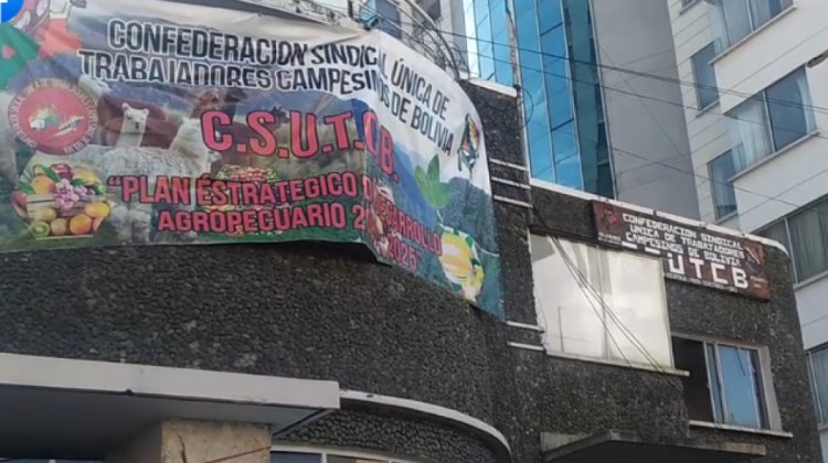 MamaniZenobia's tweet photo. #Ahora El presidente y vicepresidente, Luis Arce y David Choquehuanca, respectivamente, se reúnen a puerta cerrada con la Confederación Sindical Única de Trabajadores Campesinos de Bolivia (CSUTCB). El encuentro estaba previsto para tratar el cambio del Gabinete Ministerial. https://t.co/XF4vbzaEnU