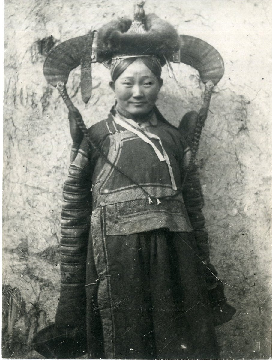 Замужняя женщина с традиционной прической и украшениями.
Монголия, город Урга. 
1924 год. 

До 27 февраля в нашем музее открыта выставка  «Территория Урги. Монголия глазами русских исследователей конца XIX – начала XX века»