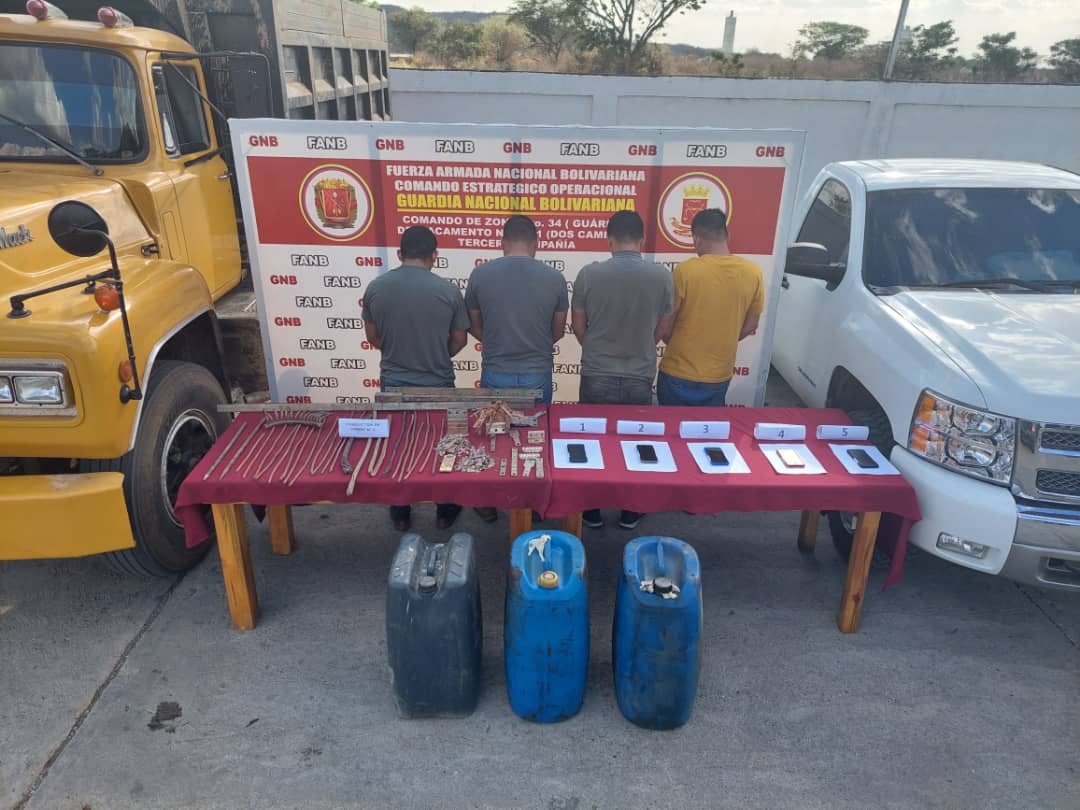 CnelToroDuque's tweet photo. ¡NO PASARÁN! 👊🏻 Nuestros centinelas #GNBguarico capturaron en un GRUPO DELICTIVO dedicado al tráfico ilícito de Material Estratégico perteneciente al Sistema Eléctrico Nacional #19Ene #VenezuelaDePaz #PuebloyFANBGarantíaDePaz
#GNB
.@vladimirpadrino 
.@GNBCmdtGral https://t.co/HVbVkIfoLX
