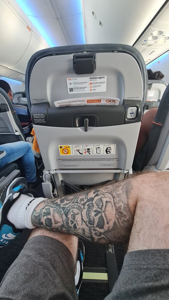 vermoraes's tweet photo. Sobre sentar naquela parte de emergência do avião e ter um espaço duplo só pra você hahahahaha isso sim é viajar suave. https://t.co/3AjKLVvfZ6