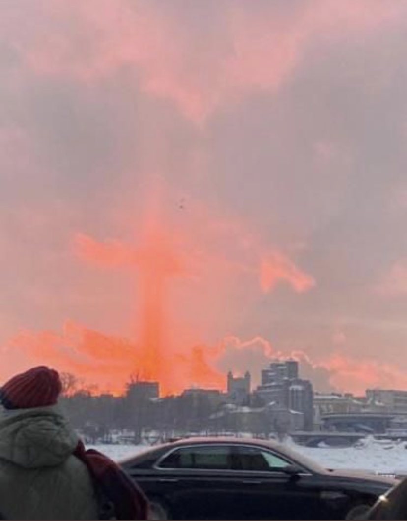 Une énorme croix flamboyante est apparue dans le ciel au-dessus de Kuzbass🙏☦️