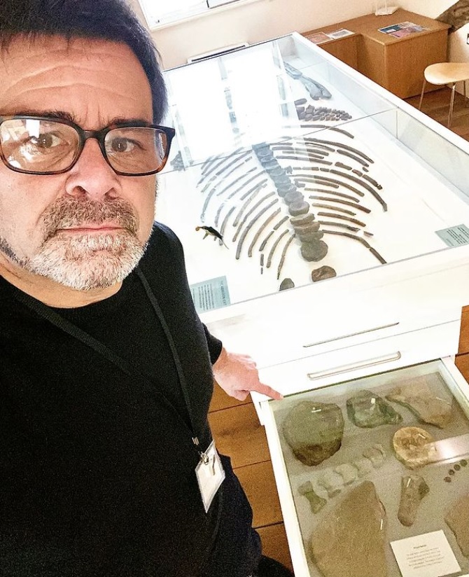 It's #MuseumSelfieDay!
Our fabulous team have been having fun taking selfies with the collection, here's one with the #Abingdon #Ichthyosaur and a giant Pliosaur vertebrae!
Share with us your best museum selfies 🤳 when you visit us! #museumselfie #museumfun #Oxfordshire