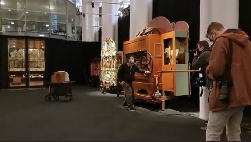 maartenhopman94's tweet photo. Links een demonstratie met 15.000 man. Rechts een demonstratie met af en toe een voorbijlopende toeschouwer. Één daarvan werd gehandhaafd en stopgezet. Spoiler: niet die met de prinsenvlag. https://t.co/XLQ6CA8i0U