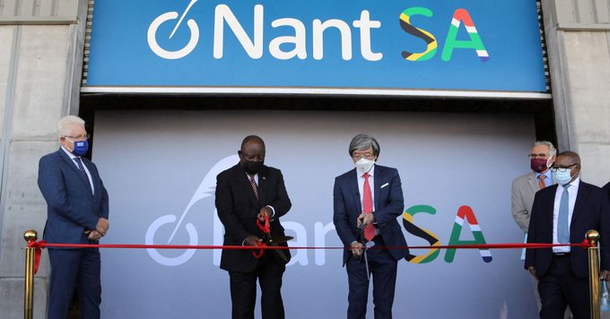 Billionaire Soon-Shiong opens new vaccine plant in South Africa reuters.com/world/africa/b…